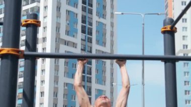 Yazın insan açık havada idman yapar.