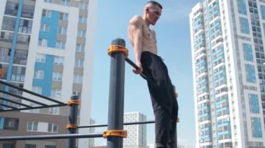 Yazın insan açık havada idman yapar.