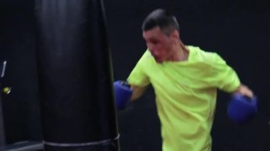 Boksör antrenman salonunda çalışıyor.