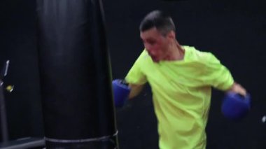 Boksör antrenman salonunda çalışıyor.