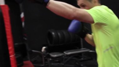 Boksör antrenman salonunda çalışıyor.