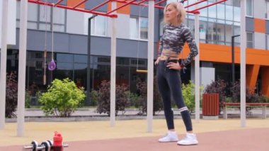 Kadınlar yazın dışarıda idman yapıyor.