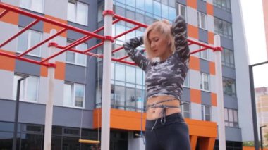 Kadınlar yazın dışarıda idman yapıyor.