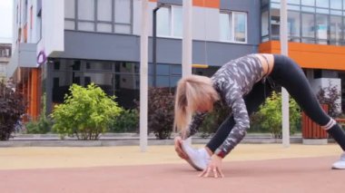 Kadınlar yazın dışarıda idman yapıyor.