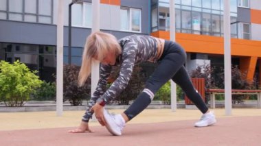 Kadınlar yazın dışarıda idman yapıyor.