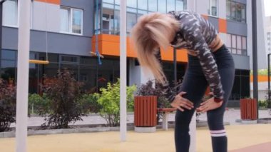 Kadınlar yazın dışarıda idman yapıyor.