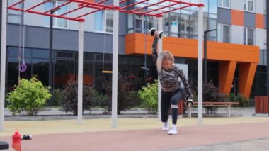 Kadınlar yazın dışarıda idman yapıyor.