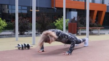 Kadınlar yazın dışarıda idman yapıyor.