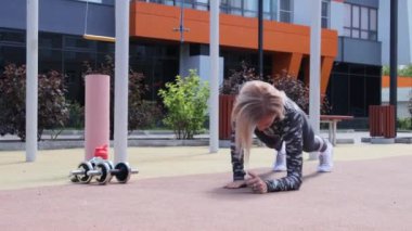 Kadınlar yazın dışarıda idman yapıyor.