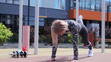 Kadınlar yazın dışarıda idman yapıyor.