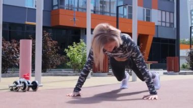 Kadınlar yazın dışarıda idman yapıyor.