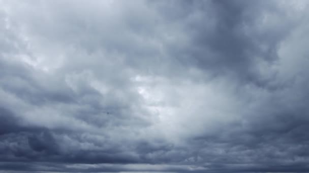 El lapso de tiempo de nubes grises lluviosas — Vídeo de stock