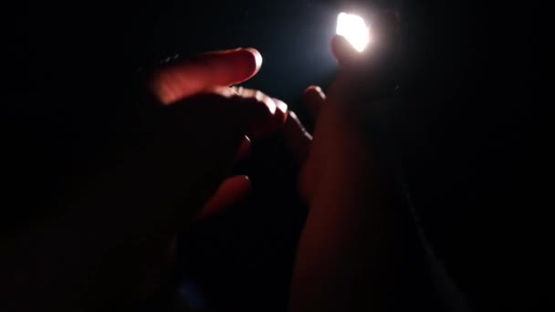 Vrouw trekt haar hand naar het licht — Stockvideo