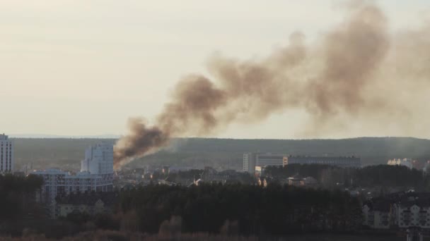 Incêndio em uma área residencial da cidade, timelapse — Vídeo de Stock