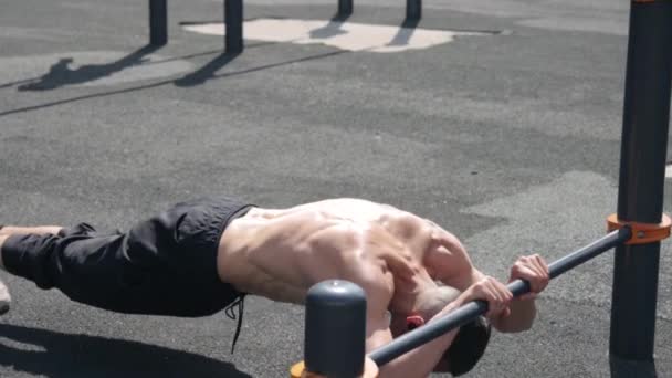 Outdoor-Training für Männer im Sommer — Stockvideo