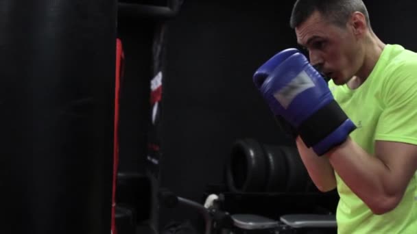 Boxer pratiquant dans le hall d'entraînement — Video