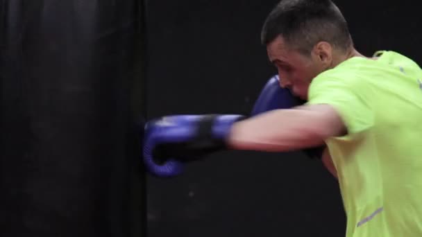 Boxer pratiquant dans le hall d'entraînement — Video