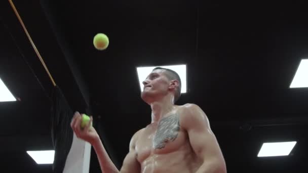 Gespierde man jongleren met drie ballen — Stockvideo