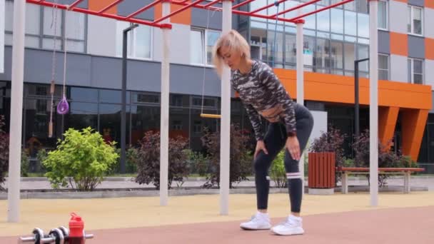 Entrenamiento al aire libre de la mujer en verano — Vídeo de stock