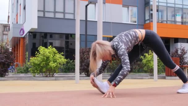 Exercício ao ar livre da mulher no verão — Vídeo de Stock