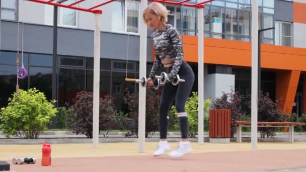 Séance d'entraînement en plein air pour femme en été — Video