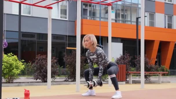 Outdoor-Training für Frauen im Sommer — Stockvideo