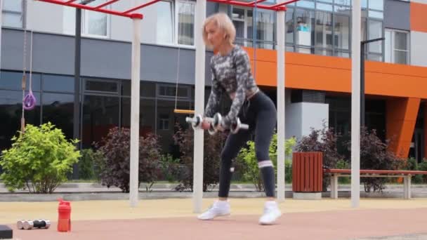 Entrenamiento al aire libre de la mujer en verano — Vídeo de stock