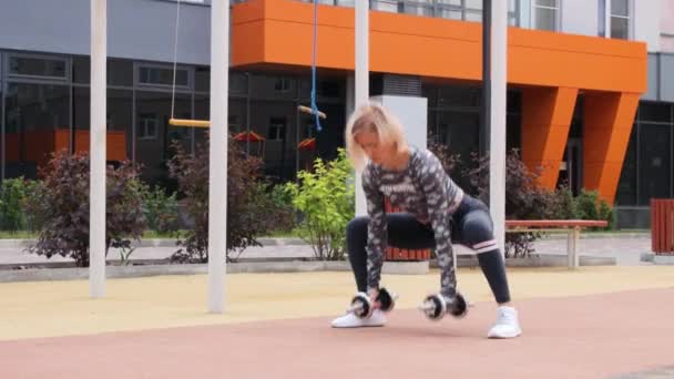 Entrenamiento al aire libre de la mujer en verano — Vídeo de stock