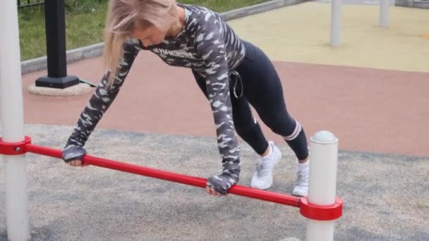 Kvinnans utomhus träning på sommaren — Stockvideo