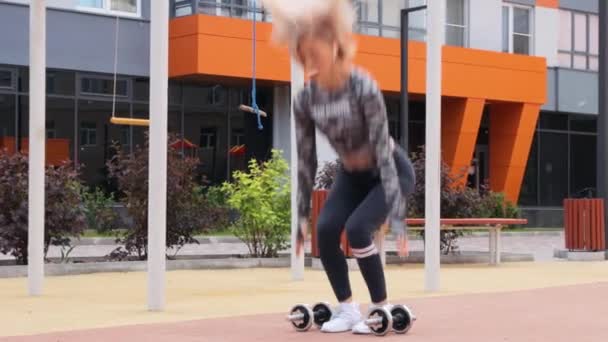 Exercício ao ar livre da mulher no verão — Vídeo de Stock