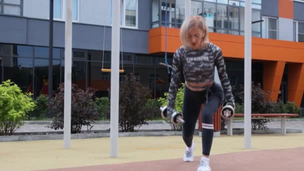 Entrenamiento al aire libre de la mujer en verano — Vídeo de stock