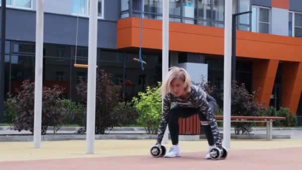 Séance d'entraînement en plein air pour femme en été — Video