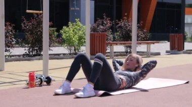 Kadınlar yazın dışarıda idman yapıyor.