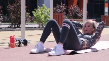 Kadınlar yazın dışarıda idman yapıyor.