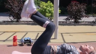 Kadınlar yazın dışarıda idman yapıyor.