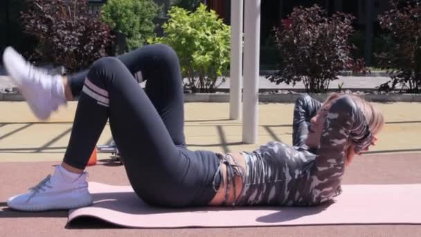 Antrenamentul femeii în aer liber în timpul verii — Videoclip de stoc