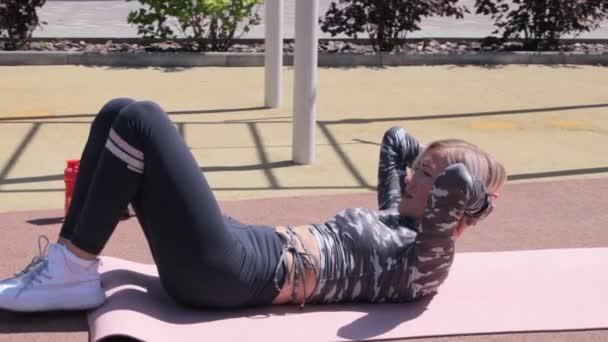 Exercício ao ar livre da mulher no verão — Vídeo de Stock