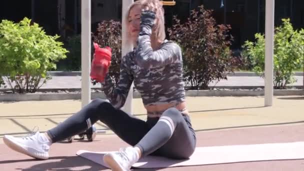 Mujer bebiendo agua después del entrenamiento — Vídeo de stock