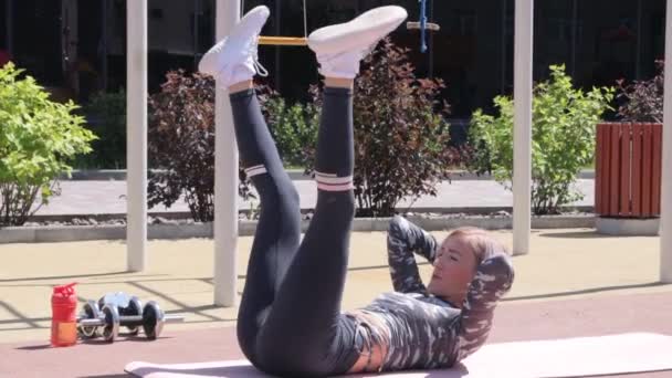 Entrenamiento al aire libre de la mujer en verano — Vídeo de stock