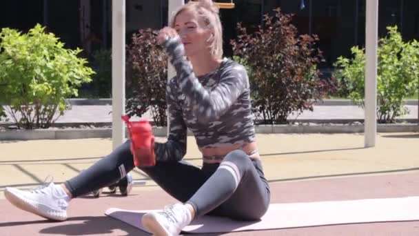 Žena pitná voda po tréninku — Stock video