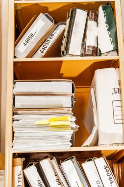 Kitaplık kağıt yığınını