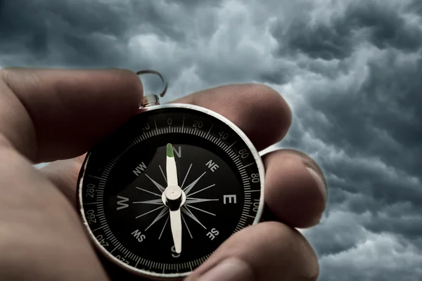 Ręka trzyma kompas czarny — Zdjęcie stockowe