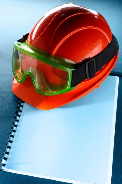 Brýle a červená helma — Stock fotografie