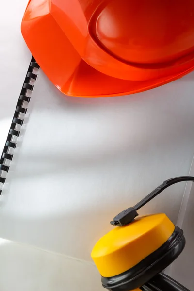 Auriculares de seguridad y casco rojo — Foto de Stock