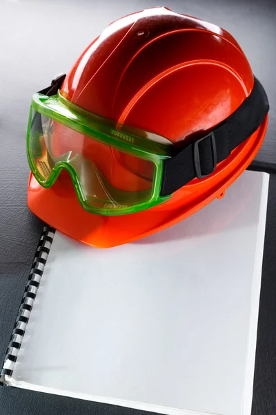 Bril en rode helm — Stockfoto