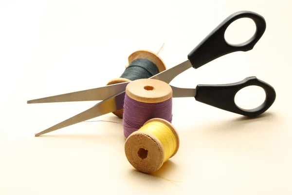 Thread bobbin and scissors — Stock Photo, Image