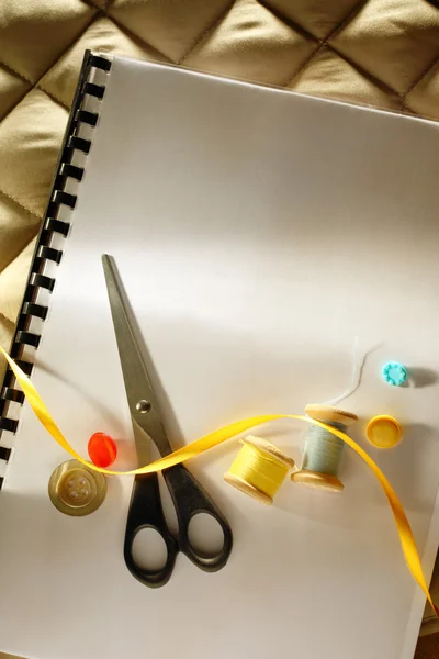 Scissors and buttons — Stock Photo, Image