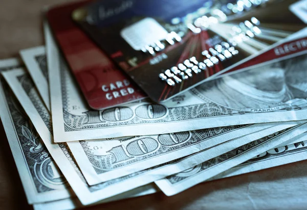 Кредитные карты и доллары — стоковое фото