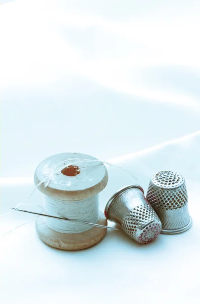 Thread bobbins and sewing thimbles — Stock Photo, Image