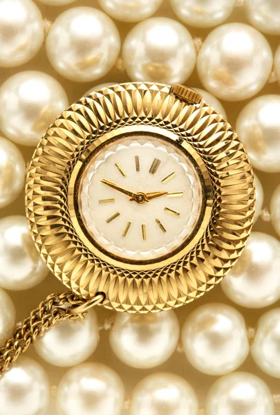Watch on white pearl — Stock Photo, Image